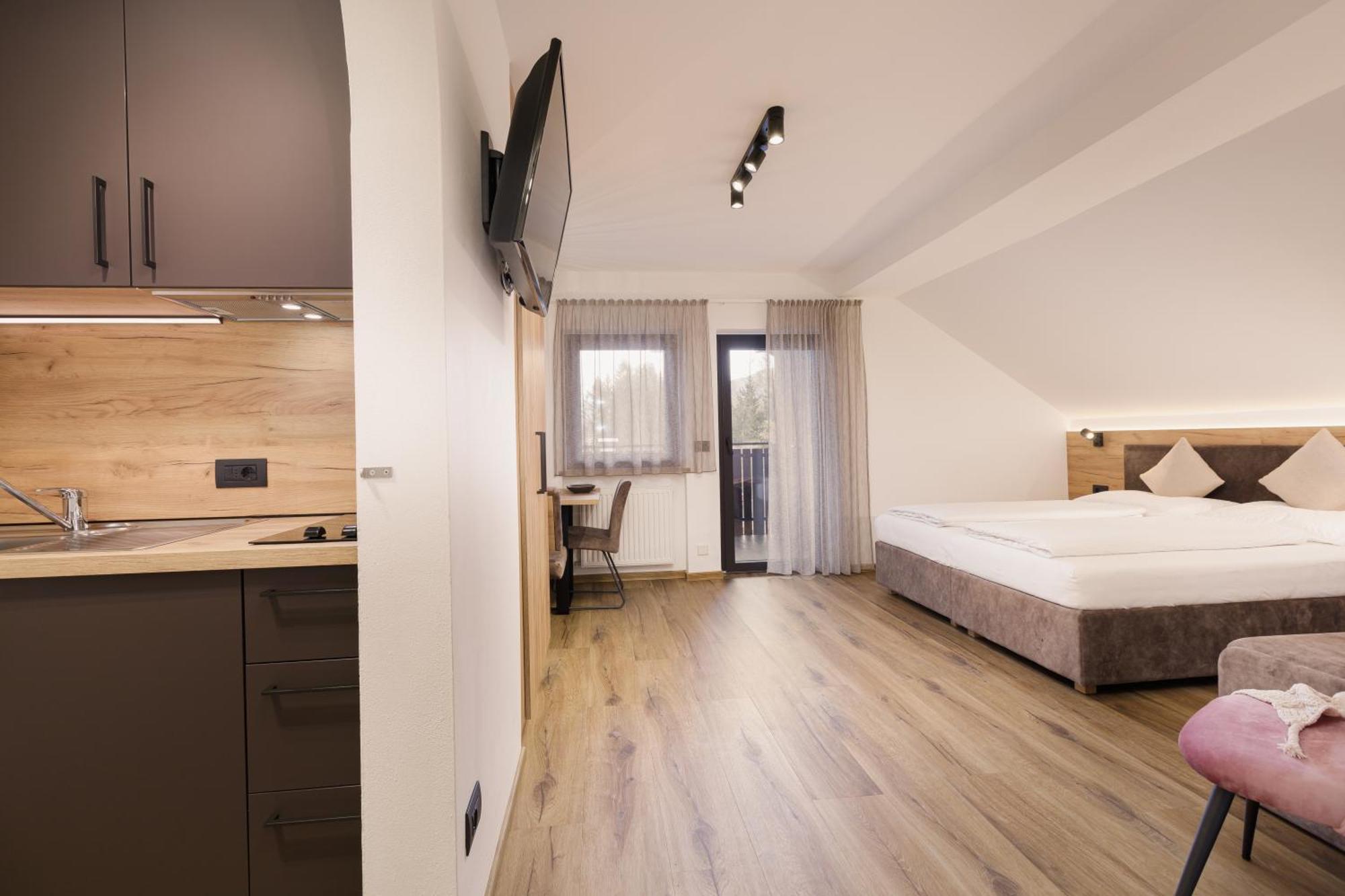 Standard Triple Studio,1572653327:JPEG